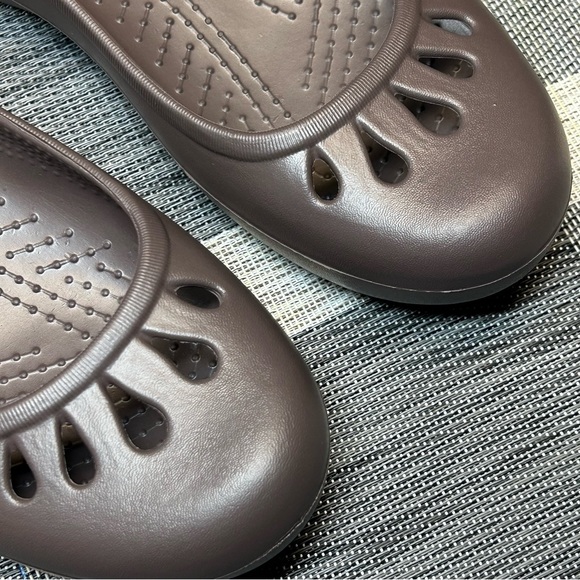 Crocs Womens Slip-On Round Toe Ballet Flats Shoes 10127 Closed Toe 9 Brown EUC - Picture 4 of 16